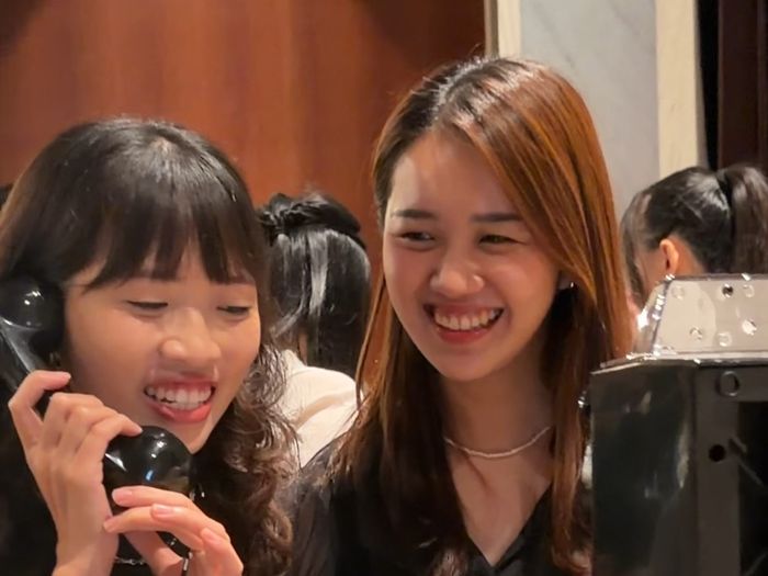 兩位賓客拿著話筒一起大笑