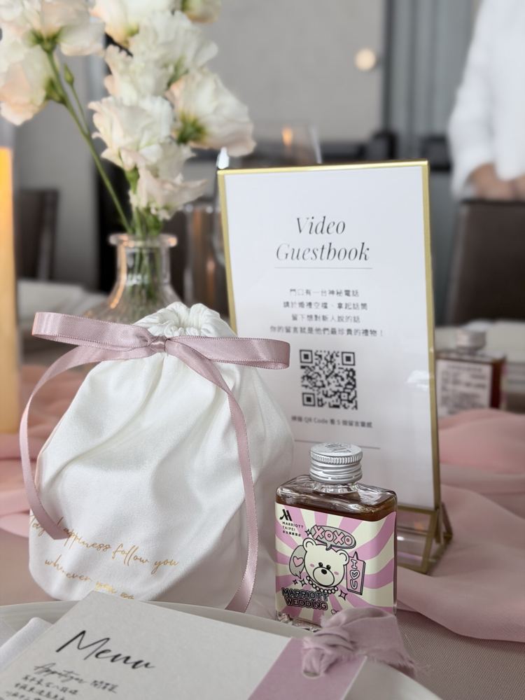 婚宴桌上的 Video Guestbook 桌牌